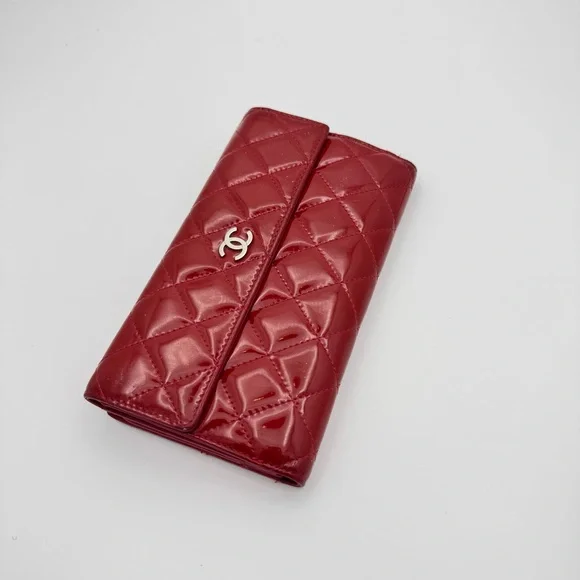 Chanel Red Quilted Wallet with Iconic CC Logo - Picture 12 of 13